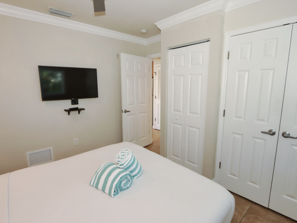 One Bedroom Vacation Rental  Beach Access Across Street!